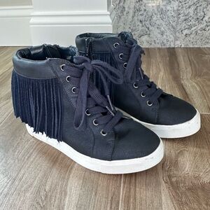 Girls Steve Madden J Freaky Fringe Sneakers with platform. Size 5. Navy blue